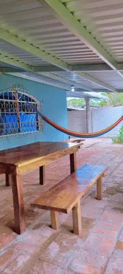 a wooden bench sitting next to a blue wall at Kinta Mae Foster in San Pedro Masahuat
