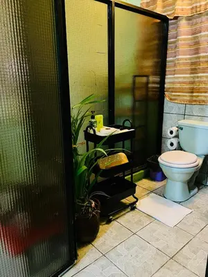 a bathroom with a toilet and a sink at Habitación privada en villa familiar en La Libertad in Zaragoza