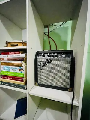 a tv sitting on a shelf next to books at Habitación privada en villa familiar en La Libertad in Zaragoza