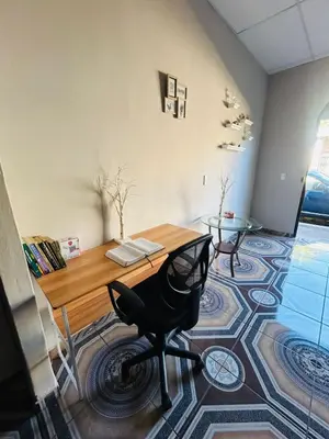 a office with a desk and a chair in a room at Agradable vivienda vacacional in Suchitoto