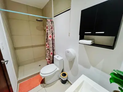 a bathroom with a toilet and a shower at Apto con 2BR Jardin y Parking Gratis Col Escalon in San Salvador