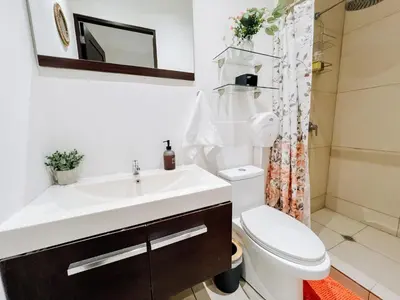 a bathroom with a sink and a toilet at Apto con 2BR Jardin y Parking Gratis Col Escalon in San Salvador
