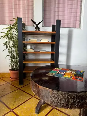 a table in a room with a chair and a table sidx sidx sidx at Neska Polita Hostel in Juayúa