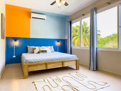 a bedroom with a bed with blue walls and a window at Boa Mare in Nanastepeque