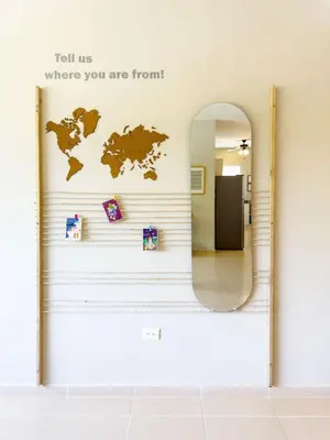 a mirror on a wall with a map of the world at Boa Mare in Nanastepeque