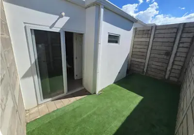 a small backyard with a green lawn at Candy House Marsella in Sitio Grande