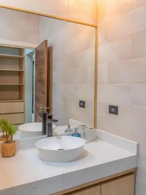 a bathroom with two sinks and a large mirror at Miradora House in El Sunzal