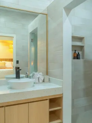 a bathroom with a sink and a large mirror at Miradora House in El Sunzal