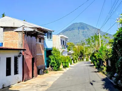 an empty street with a mountain in the background at Casa Juanita Juayua in Juayúa
