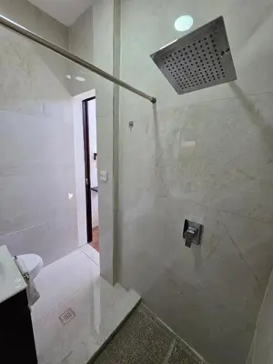 a bathroom with a shower with a glass door at Apartamento nuevo a 90m del Magico con 2 parqueos incluidos in San Salvador