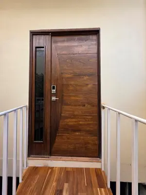a wooden door on the side of a building at Apartamento nuevo a 90m del Magico con 2 parqueos incluidos in San Salvador