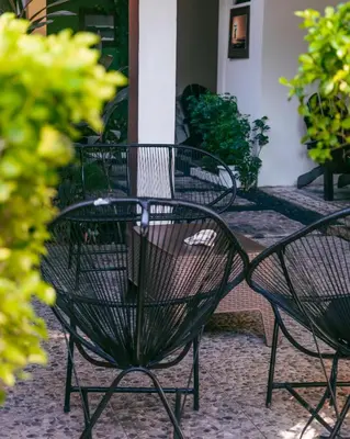 a group of benches sitting on a patio at Papaya Lodge in La Libertad