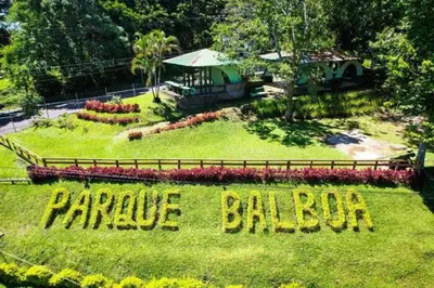 a park with a sign that reads prairie billbug at Hostal Los planes de Renderos