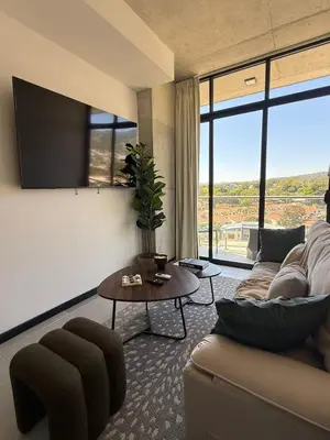 a living room with a couch and a table at Apartamento en la mejor zona - San Benito ARTHAUS in San Salvador