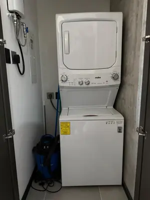 a microwave sitting on top of a refrigerator at Apartamento en la mejor zona - San Benito ARTHAUS in San Salvador