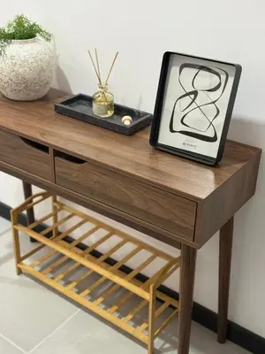 a wooden table with a picture on top of it at Apartamento en la mejor zona - San Benito ARTHAUS in San Salvador