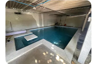a large swimming pool in a building with at Evolution Home Habitacion a 4 min del Aeropuerto Internacional ES in Las Flores