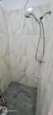 a shower with a shower head in a bathroom at Evolution Home Habitacion a 4 min del Aeropuerto Internacional ES in Las Flores