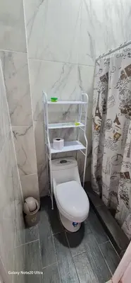 a bathroom with a white toilet in a room at Evolution Home Habitacion a 4 min del Aeropuerto Internacional ES in Las Flores