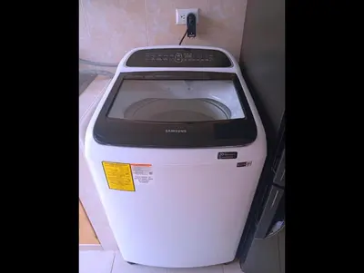 a washing machine sitting on the floor in a bathroom at Casa de Milo in Ahuachapán