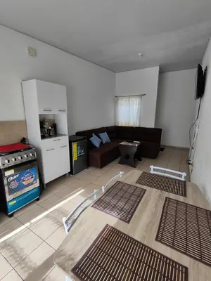 a living room with a couch and a kitchen at La casa de Alex in San Juan Opico
