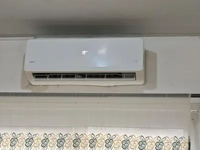 a air conditioner sitting on a shelf in a window at La casa de Alex in San Juan Opico