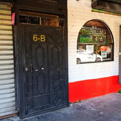 a black door with the number b on it at Casa de Mango in Antiguo Cuscatlán