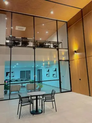 a room with a table and chairs and a bunk bed at Cozy apartment in San Benito in San Salvador