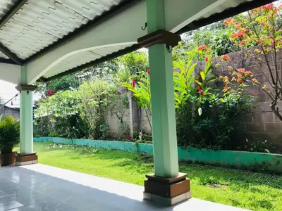 a pergola in a backyard with a garden at Hostal la Majada la Vida es Bella in San José La Majada