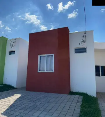 a red and white building with a window at Casa acogedora con piscina y seguridad las 24 horas in Ahuachapán