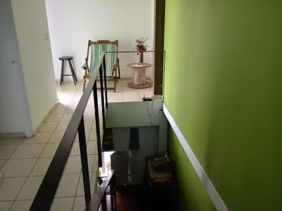 a room with a green wall and a staircase at Casa Blanca Tu Casa in Santa Ana