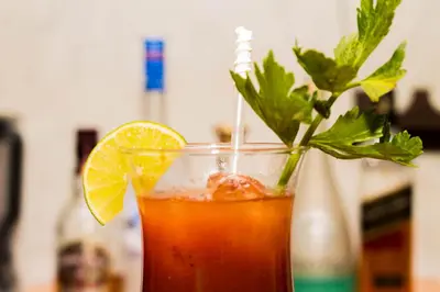 a drink with a lime and a straw at Hotel & Restaurant Fleur de Lis in Concepción de Ataco