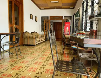 a living room with a couch and a table at Hostal Las Puertas in Santa Ana