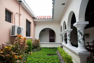 an outside view of a house with a yard at Hotel Villa Serena Escalon in San Salvador