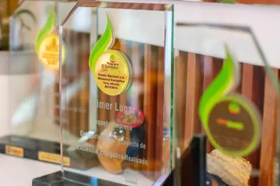 a display of a winning medal in a display case at Arbol de Fuego Eco-hotel in San Salvador