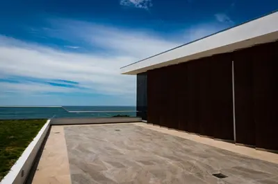 a building with a view of the ocean at Acantilados in La Libertad