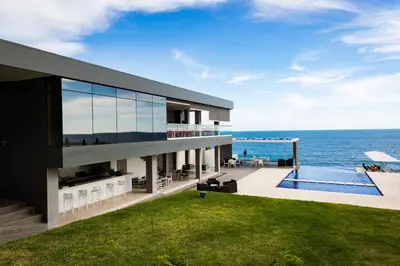 a house with a view of the ocean at Acantilados in La Libertad