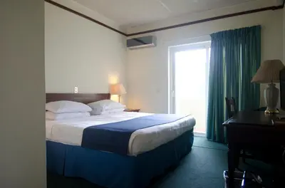 a hotel room with a bed and a window at Hotel Berlin in San Salvador