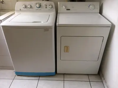 a stove and a washer and dryer in a room at Zona Rosa San Benito 1 cuartito in San Salvador