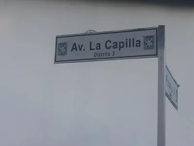 a street sign for ay la carolazadir at Zona Rosa San Benito 1 cuartito in San Salvador
