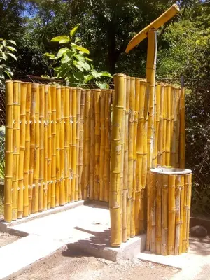 a bamboo fence with a trash can next to it at Hostal El Balsamo in El Sunzal