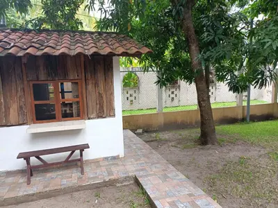 a bench next to a building with a tree at Rancho villas de alicia in La Paz