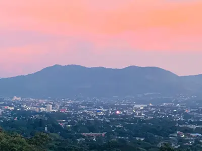 a view of a city with mountains in the background at APARTAMENTO CON LA MEJOR VISTA DE SAN SALVADOR in San Salvador