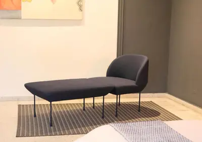 a black chair sitting on a rug in a room at Il Buongustaio in San Salvador