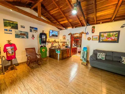 a living room with a couch and a bar at Hostal Raíces de mi Pueblo in Suchitoto