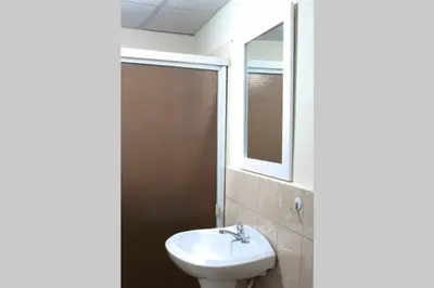 a bathroom with a sink and a mirror at Casa Central completa in Santa Ana