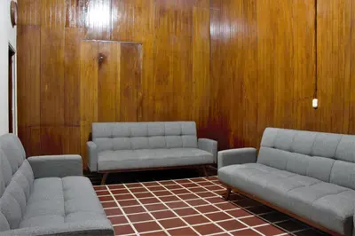 a waiting room with two couches and two chairs at Casa Central completa in Santa Ana
