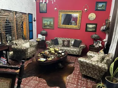 a living room with couches and a coffee table at Mendoza’s GUESTHOUSE in Santa Ana