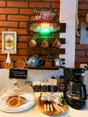 a counter top with a coffee maker and a coffee pot at Casa Heidi, Apaneca in Apaneca