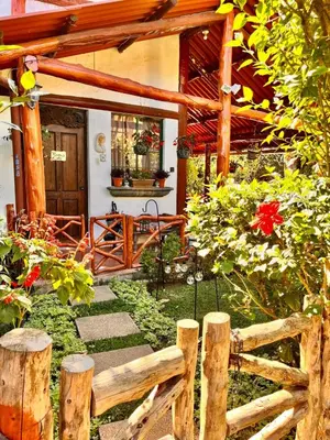 a garden with a wooden fence and a bench at Casa Heidi, Apaneca in Apaneca
